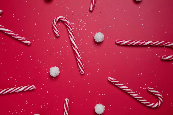 Caramelle e palline di cocco bianco su sfondo rosso. Cartolina di Natale. Felice anno nuovo . — Foto Stock