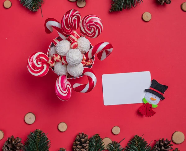 Cartão de Natal. Cartão de convite sobre fundo vermelho. Caixa surpresa com doces. Proposição interessante para você . — Fotografia de Stock