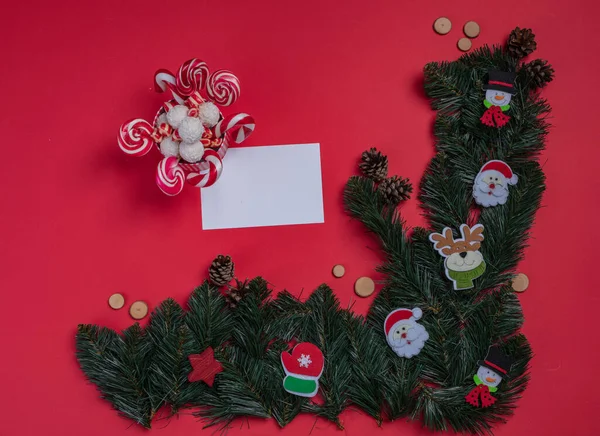 Cartão de Natal. Cartão de convite sobre fundo vermelho. Caixa surpresa com doces. Proposição interessante para você . — Fotografia de Stock