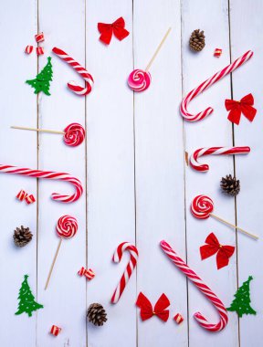 Noel kartpostalı. Beyaz ahşap arka planda noel sembolleri olan bir kutlama davetiyesi. Noel Ruhu. Yeni yıl konsepti.