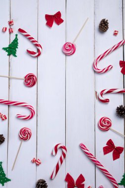 Noel kartpostalı. Beyaz ahşap arka planda noel sembolleri olan bir kutlama davetiyesi. Yılbaşı ruhu. Yeni yıl konsepti.