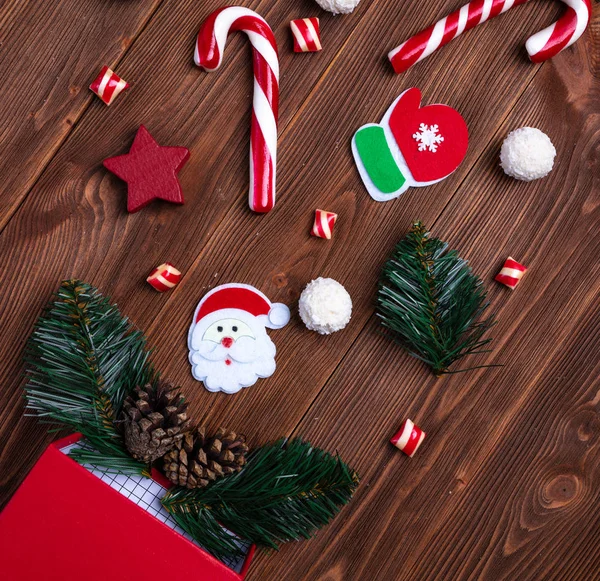 クリスマスポストカード驚きの箱木の背景にお菓子やお祝いのシンボルとお祝いの招待状。クリスマス・スピリットだ新年のコンセプト. — ストック写真