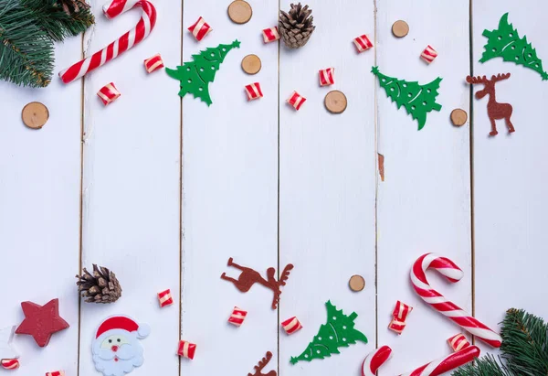 Fundo de Natal em estilo branco de madeira com símbolos de celebração. Cartão de felicitações para desejos e Feliz Ano Novo . — Fotografia de Stock