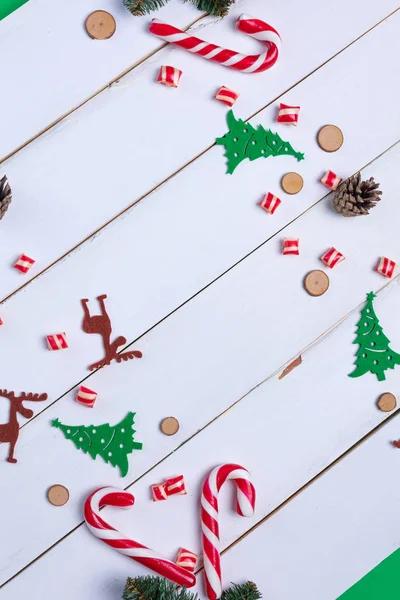 Fundo de Natal em estilo branco de madeira com símbolos de celebração. Cartão de felicitações para desejos e Feliz Ano Novo . — Fotografia de Stock