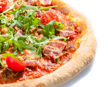 İtalyan sıcak pizzası, domates, roka ve beyaz arka planda izole edilmiş bon parçaları.