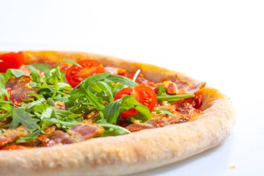 İtalyan sıcak pizzası, domates, roka ve beyaz arka planda izole edilmiş bon parçaları.