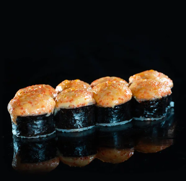 Sushi giapponese isolato su sfondo nero. Riflessione in una superficie a specchio. Chiudete. Studio foto . — Foto Stock