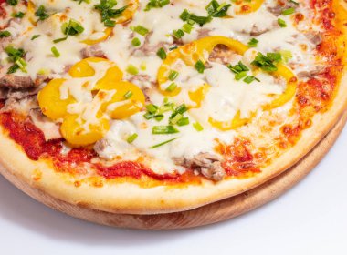 Beyaz arka planda izole edilmiş İtalyan sıcak pizzası. Stüdyo fotoğrafı. Yiyecek konsepti.