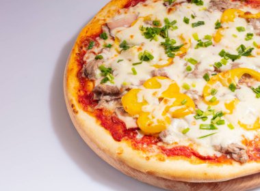 Beyaz arka planda izole edilmiş İtalyan sıcak pizzası. Stüdyo fotoğrafı. Yiyecek konsepti.