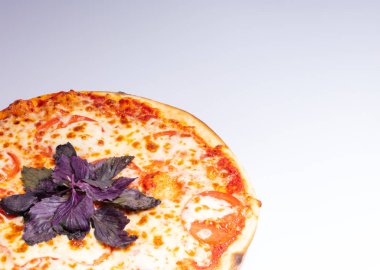 Beyaz arka planda izole edilmiş İtalyan sıcak pizzası. Stüdyo fotoğrafı. Yiyecek konsepti.