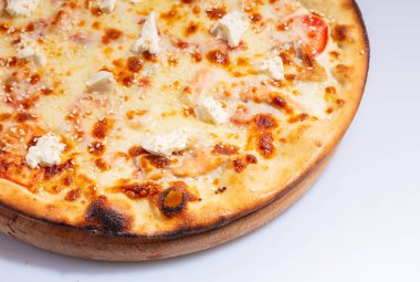 Beyaz arka planda izole edilmiş İtalyan sıcak pizzası. Stüdyo fotoğrafı. Yiyecek konsepti.