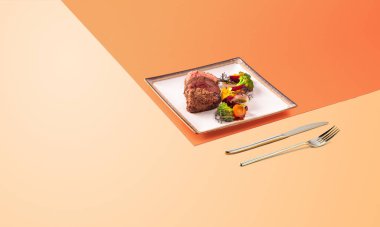 Brokoli desenli çiçekli mükemmel biftek. Renkli, güneşli bir arka plan. Avrupa yemekleri için lezzetli menü.