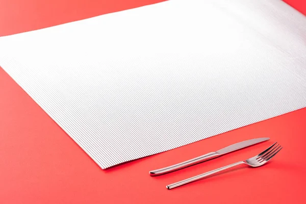 Colore tavolo soleggiato mockup con coltello e forchetta. Menù gastronomico . — Foto Stock