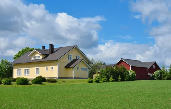 Casas privadas y granjas en el campo . — Foto de Stock