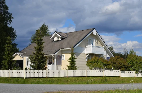 Casa privada con jardín en el campo — Foto de Stock