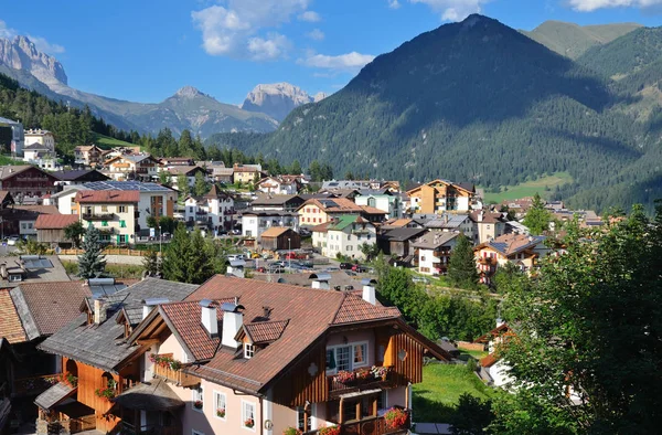 El pueblo alpino en el soleado día de verano . — Foto de Stock