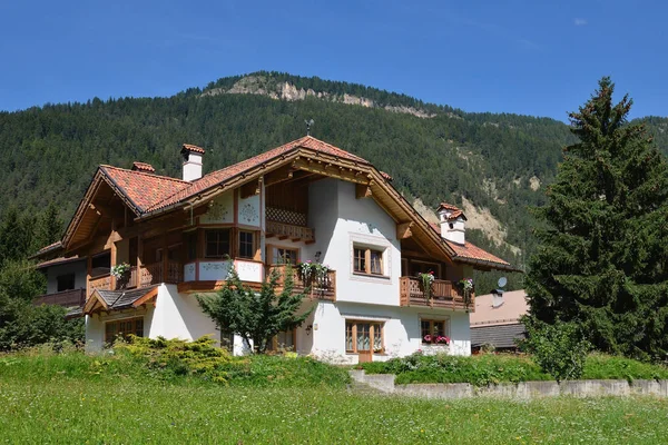 Country house in Alpine village — Stock Photo, Image