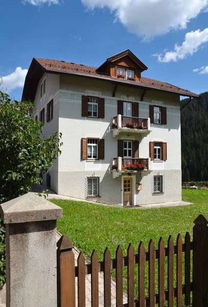 House  in countryside — Stock Photo, Image