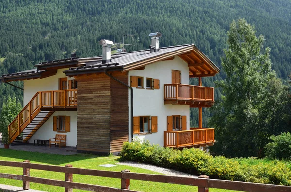 Venkovský dům v alpské vesničce Stock Snímky