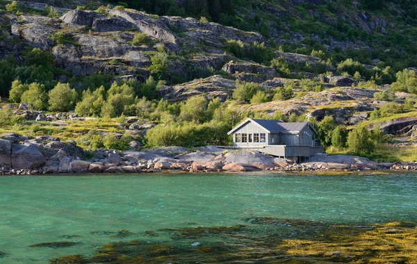 湖の上に古い木造の家と北欧の風景 — ストック写真