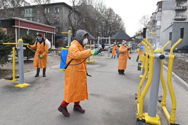 Алматы Казахстан 2020 Вход Жилые Дома Городе Обслуживают Люди Специальных — стоковое фото