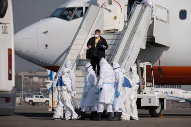 Almaty / Kazakistan - 03.27.2020: güvenlik ve sağlık personeli karantina sırasında yolcularla buluştu
