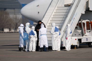 Almaty / Kazakistan - 03.27.2020: güvenlik ve sağlık personeli karantina sırasında yolcularla buluştu