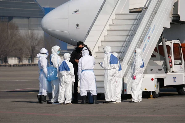 Almaty Kazakistan 2020 Personale Medico Sicurezza Incontra Passeggeri Durante Quarantena — Foto Stock