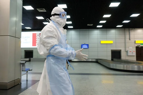 Almaty / Kazakistan - 03.27.2020: bir tıp subayı