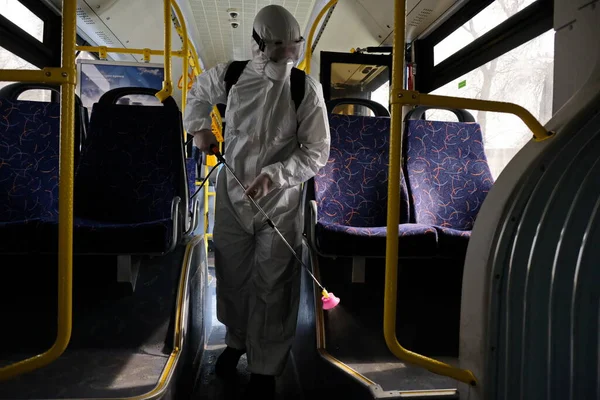 Almaty / Kazakistan - 03.18.2020: belediye servisi otobüsü temizler