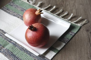 iki olgun nar kumaş bir halıda