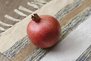 Paspasın üzerinde olgun bir nar.