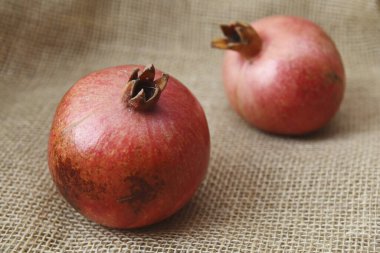 Çuval bezinde iki olgun nar.