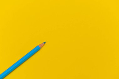 Kağıt arkaplanda mavi kalem