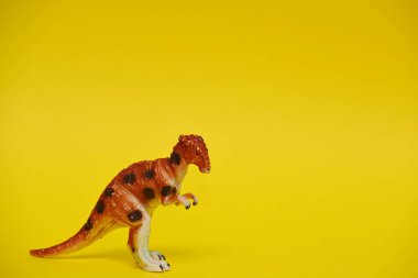 Parlak renkli oyuncak dinozor modeli.