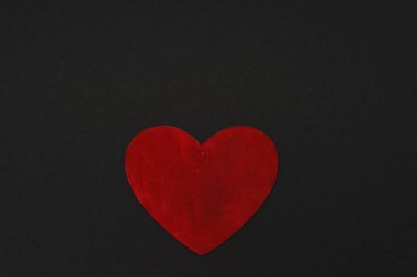 Tahtadan yapılmış büyük kırmızı bir kalp.