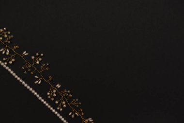 Dal şeklinde incilerin dekoratif süslemesi.