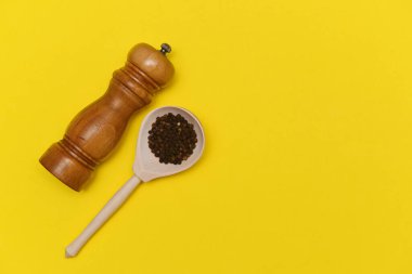 Ahşap bir kaşık ve biber kasesinde biber