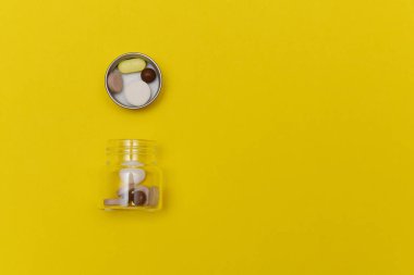 Bir cam kapta farklı boyutlarda tabletler