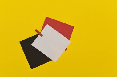 Bir mandalda üç renkli kağıt.