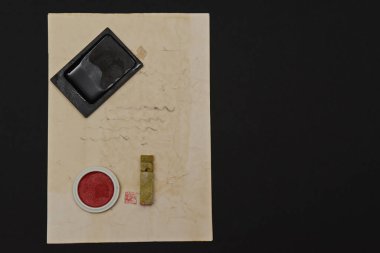 Siyah mürekkep ve kırmızı yapıştırıcı Çin tarzı pul anlamına gelir.