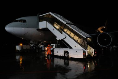 Almaty / Kazakistan - 04.02.2020: özel takım elbiseli havaalanı çalışanları kargoyu alır