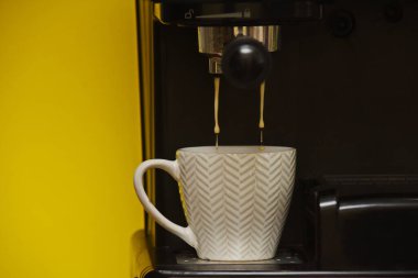 Kahve makinesinde taze demlenmiş kapuçino. 