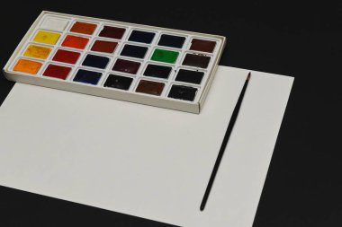 24 farklı suluboya boya boya, kağıt ve fırça rengi