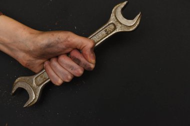 Bir kadının elinde 22 ve 24 mm 'lik İngiliz anahtarı.
