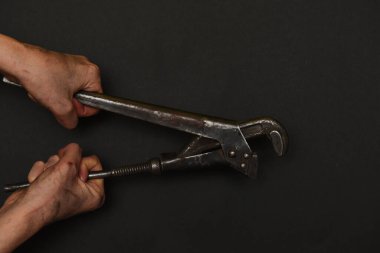 mekanikle çalışmak için büyük ayarlanabilir anahtar