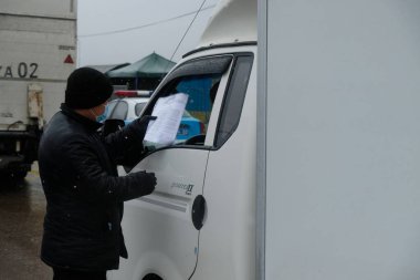 Almaty / Kazakistan - 04.09.2020: Coronavirus karantinası sırasında Almaty şehrine girmeden önce kontrol noktasında polis ve sağlık görevlilerinin çalışmaları