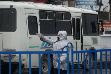 Almaty / Kazakistan - 04.09.2020: Coronavirus karantinası sırasında Almaty şehrine girmeden önce kontrol noktasında polis ve sağlık görevlilerinin çalışmaları