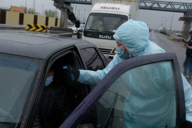 Almaty / Kazakistan - 04.09.2020: Coronavirus karantinası sırasında Almaty şehrine girmeden önce kontrol noktasında polis ve sağlık görevlilerinin çalışmaları