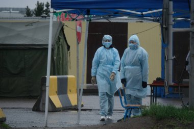 Almaty / Kazakistan - 04.09.2020: Coronavirus karantinası sırasında Almaty şehrine girmeden önce kontrol noktasında polis ve sağlık görevlilerinin çalışmaları
